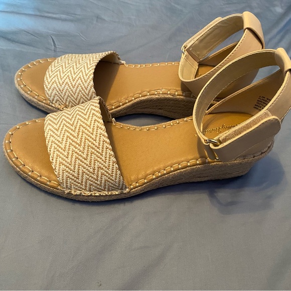 Tommy Bahama wedge sandals - Picture 2 of 5